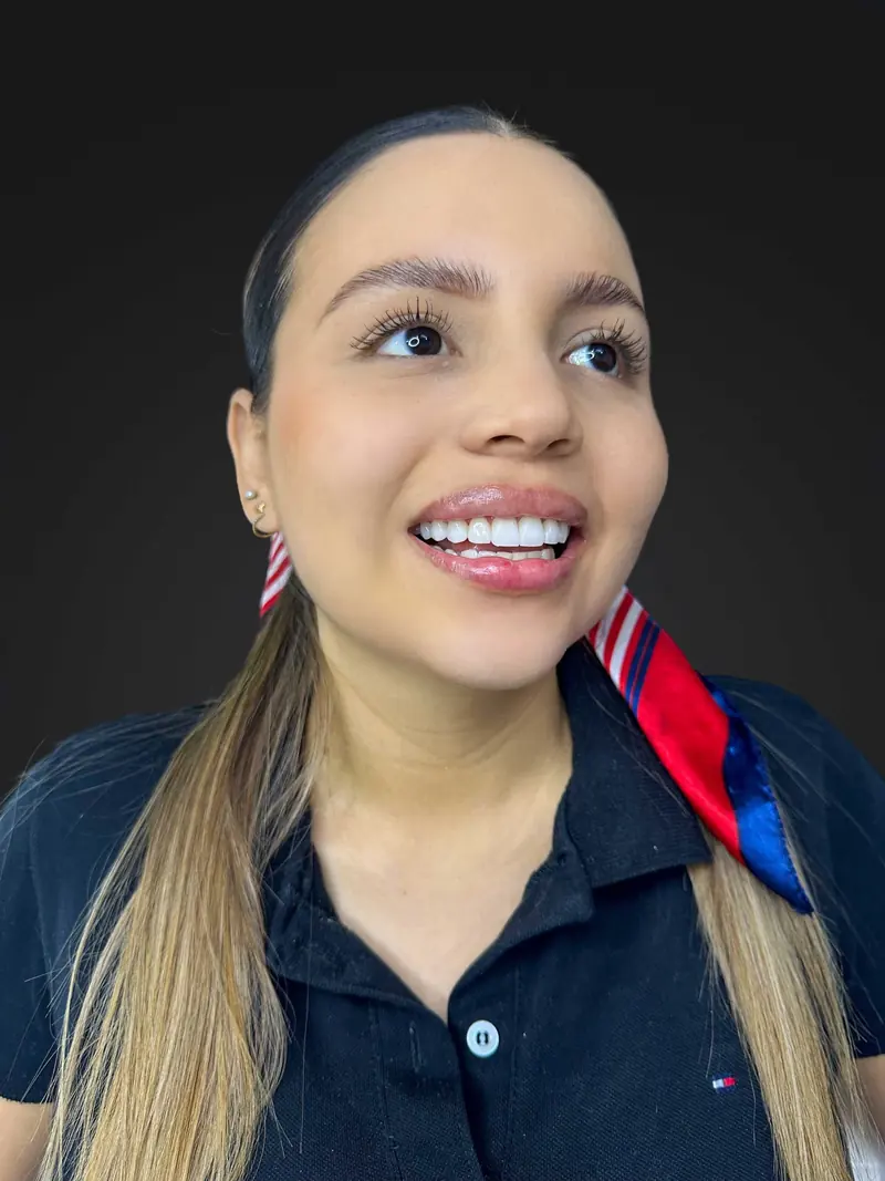 Lina después de su diseño de sonrisa con lentes cerámicos