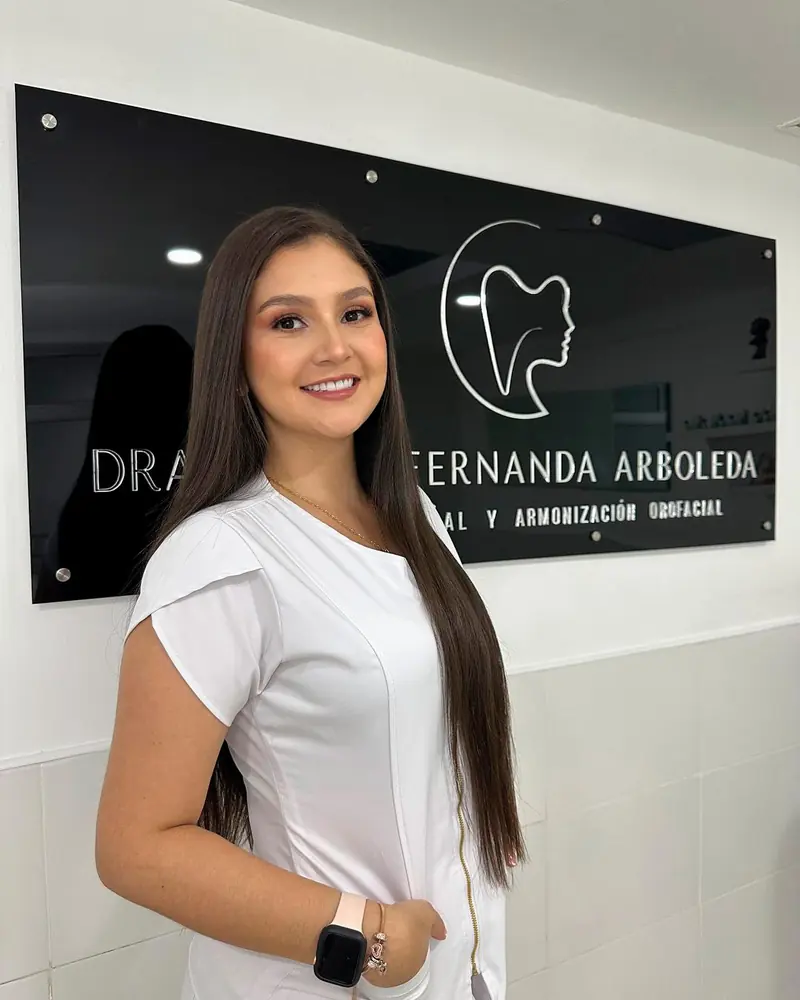 Dra. María Fernanda Arboleda en la clínica odontológica Nova Smile de Villavicencio