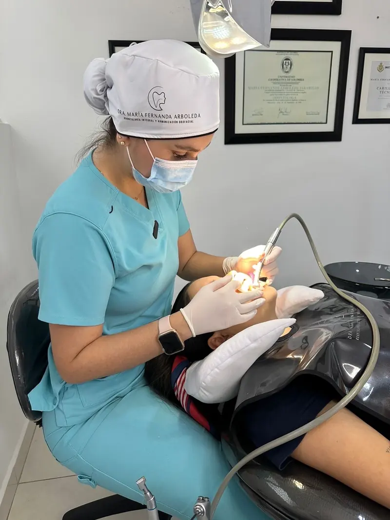 Consultorio odontológico en Villavicencio: odontóloga atendiendo a una paciente en Nova Smile