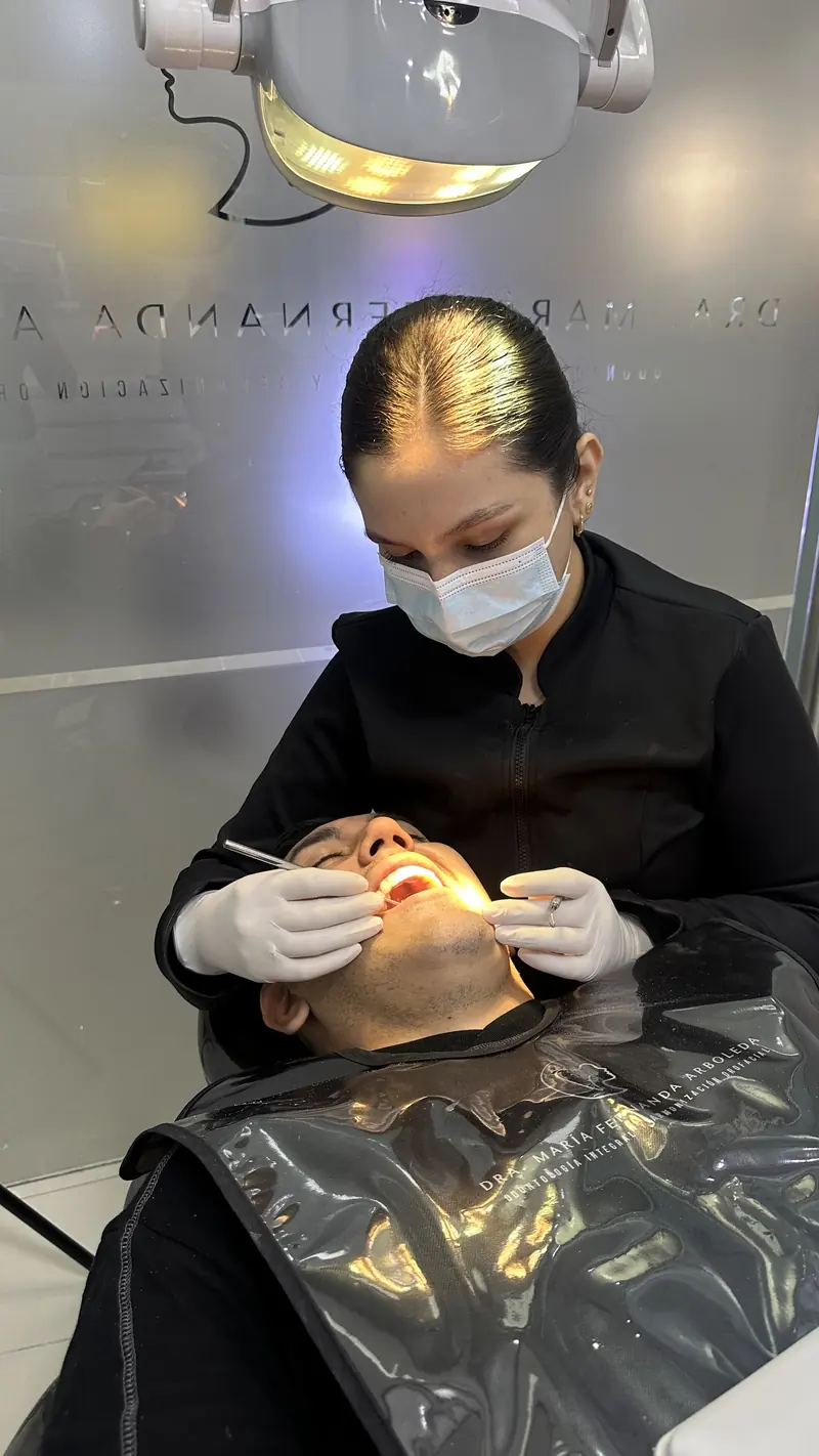Odontóloga realizando una limpieza dental y profilaxis a un paciente en Villavicencio